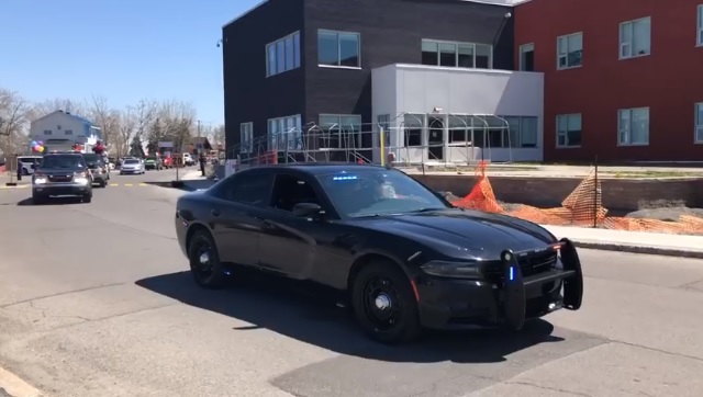 VIDÉOS – Un défilé pour les travailleurs essentiels à Kahnawake