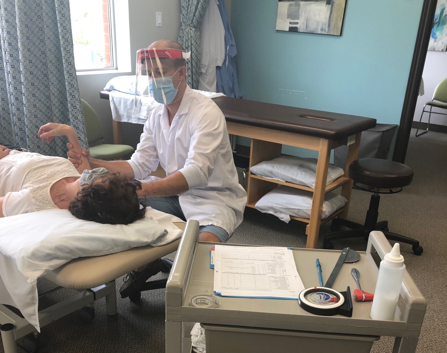 Les soins de santé modifiés : «Si je reçois un nouveau patient, il ne connaîtra pas mon visage. C’est spécial!»