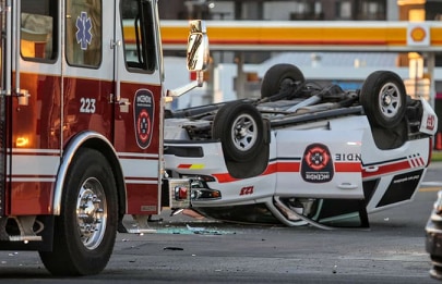 VIDÉO – Un camion du service d&rsquo;incendie renversé après une collision sur la route 132