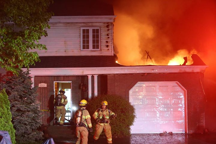 VIDÉO – Des cendres chaudes possiblement à l’origine d’un incendie à Sainte-Catherine