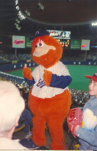 Deux anciens Youppi se réjouissent de son intronisation au Temple de la renommée des mascottes