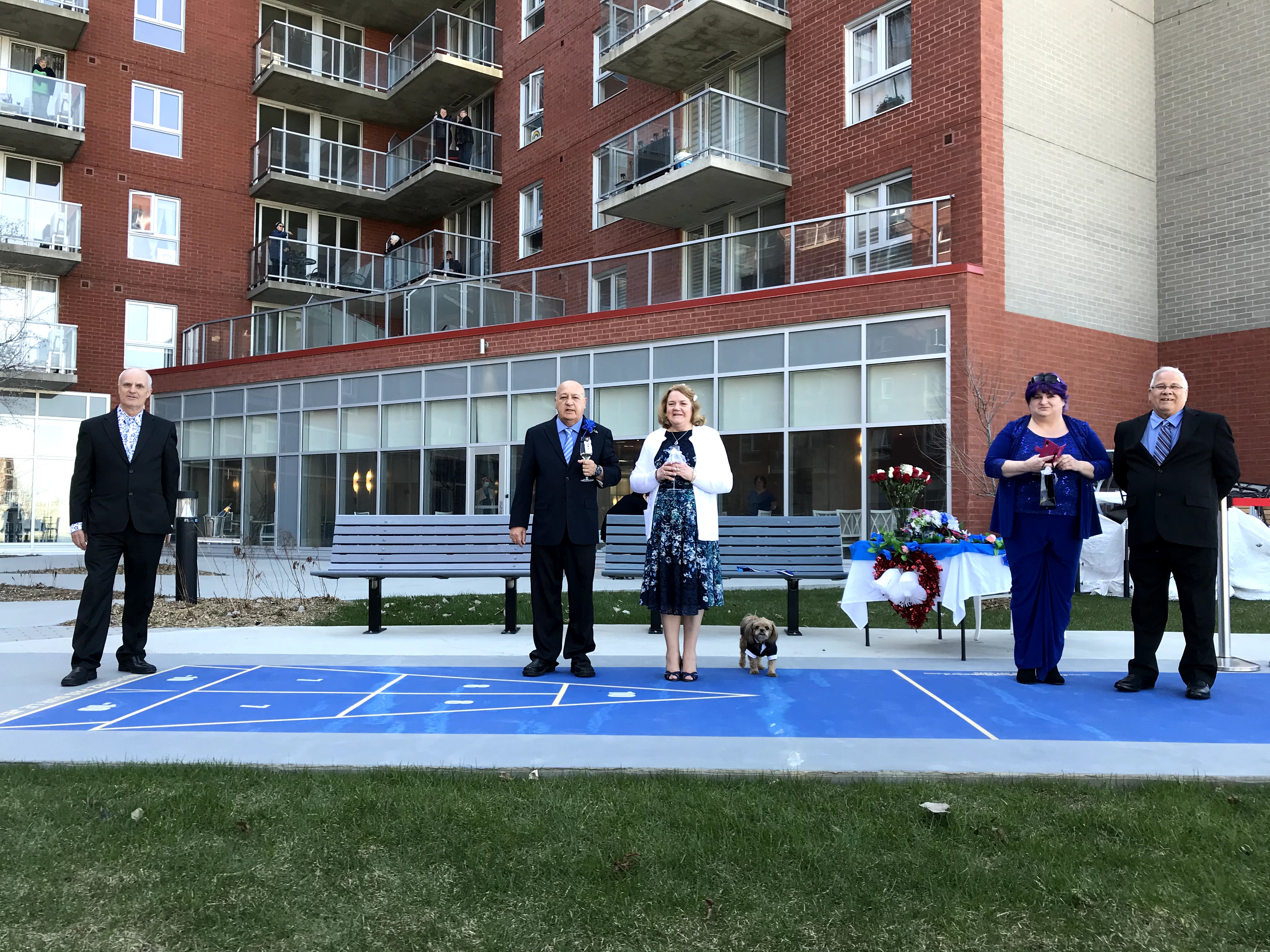 VIDÉOS – Un couple confiné se marie à sa résidence