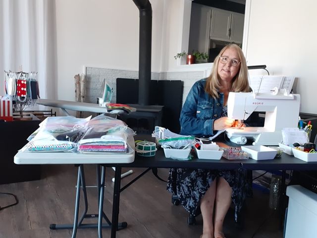 Elle renoue avec sa machine à coudre pour fabriquer des masques