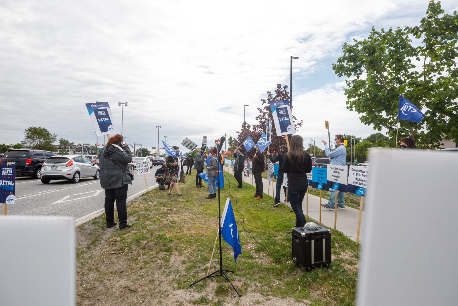 Manifestation devant l&rsquo;hôpital Charles-Le Moyne pour dénoncer les conditions de travail
