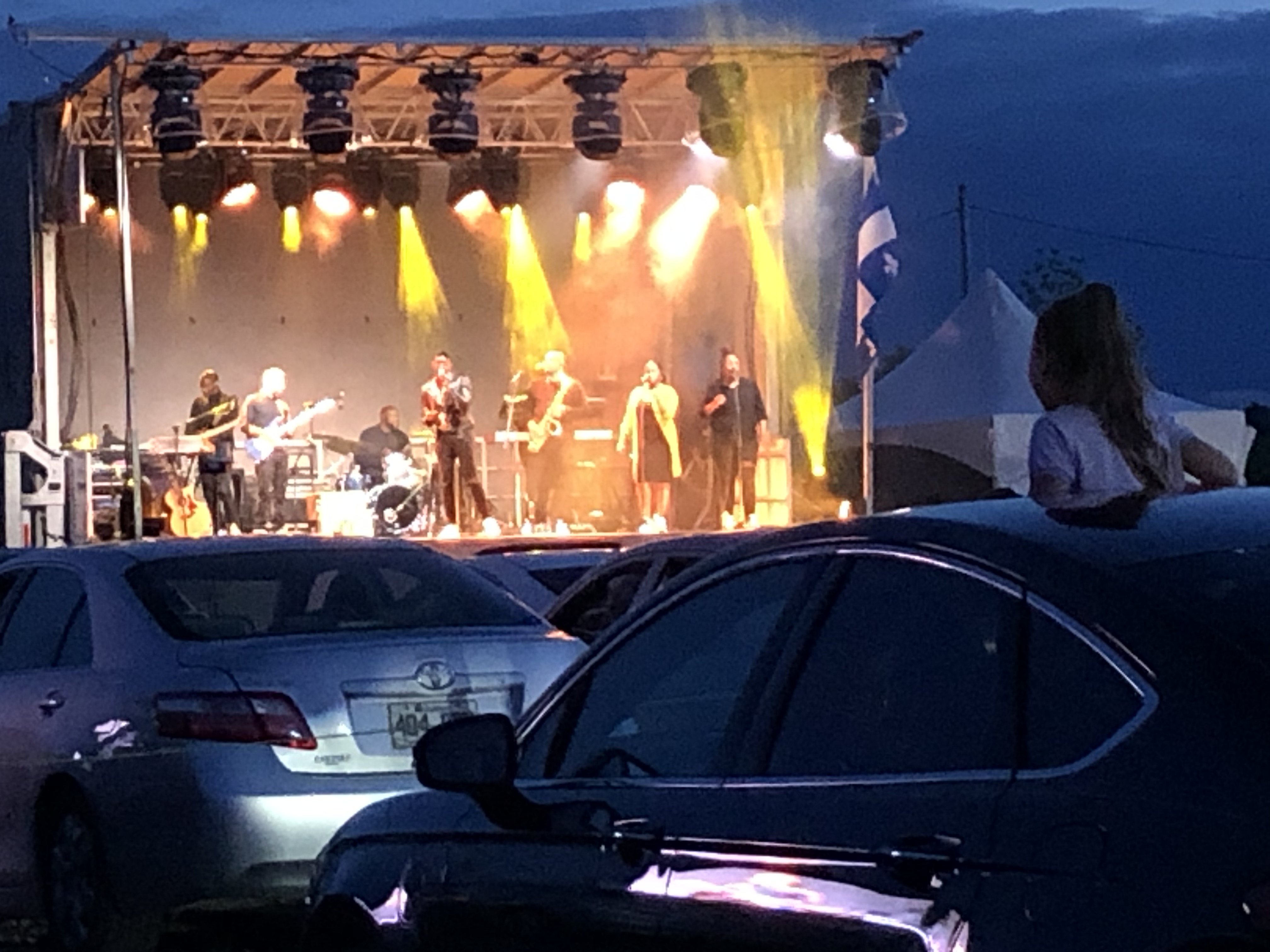 VIDÉOS – Corneille divertit les Constantins dans leur véhicule à la Fête nationale