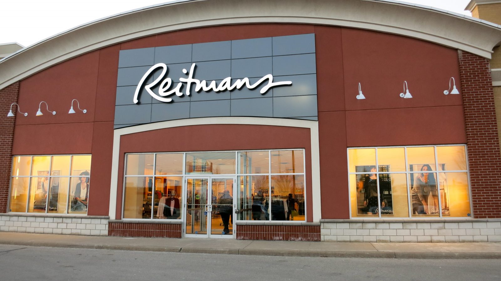 Reitmans abolira 1 400 postes et fermera ses boutiques Addition Elle et Thyme Maternité