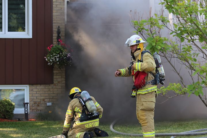 VIDÉO – Des pompiers aux prises avec des coups de chaleur lors d’un incendie
