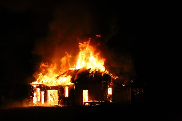 VIDÉO – Une cabane à sucre privée flambe à Saint-Constant