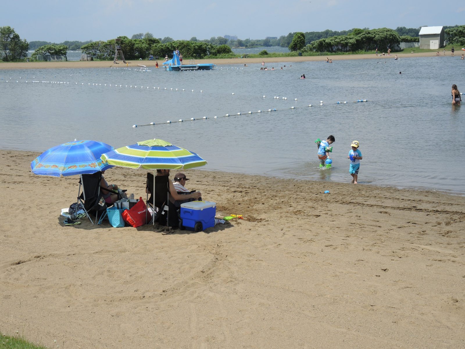 COVID-19 : «Ça se passe bien» à la plage du RécréoParc