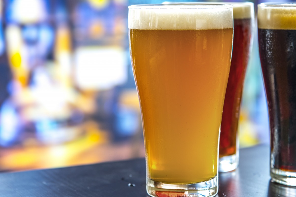 COVID-19 : plus de vente d&rsquo;alcool dans les bars après minuit et capacité d&rsquo;accueil réduite