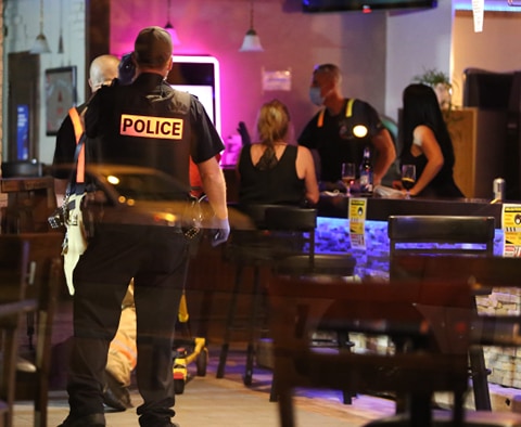 VIDÉO – Un homme dans un état critique après une agression dans un bar à Saint-Constant