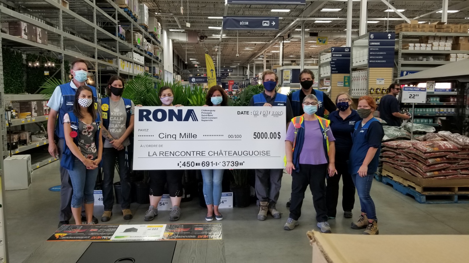 Des magasins Rona donnent près de 20 000 $ à des organismes