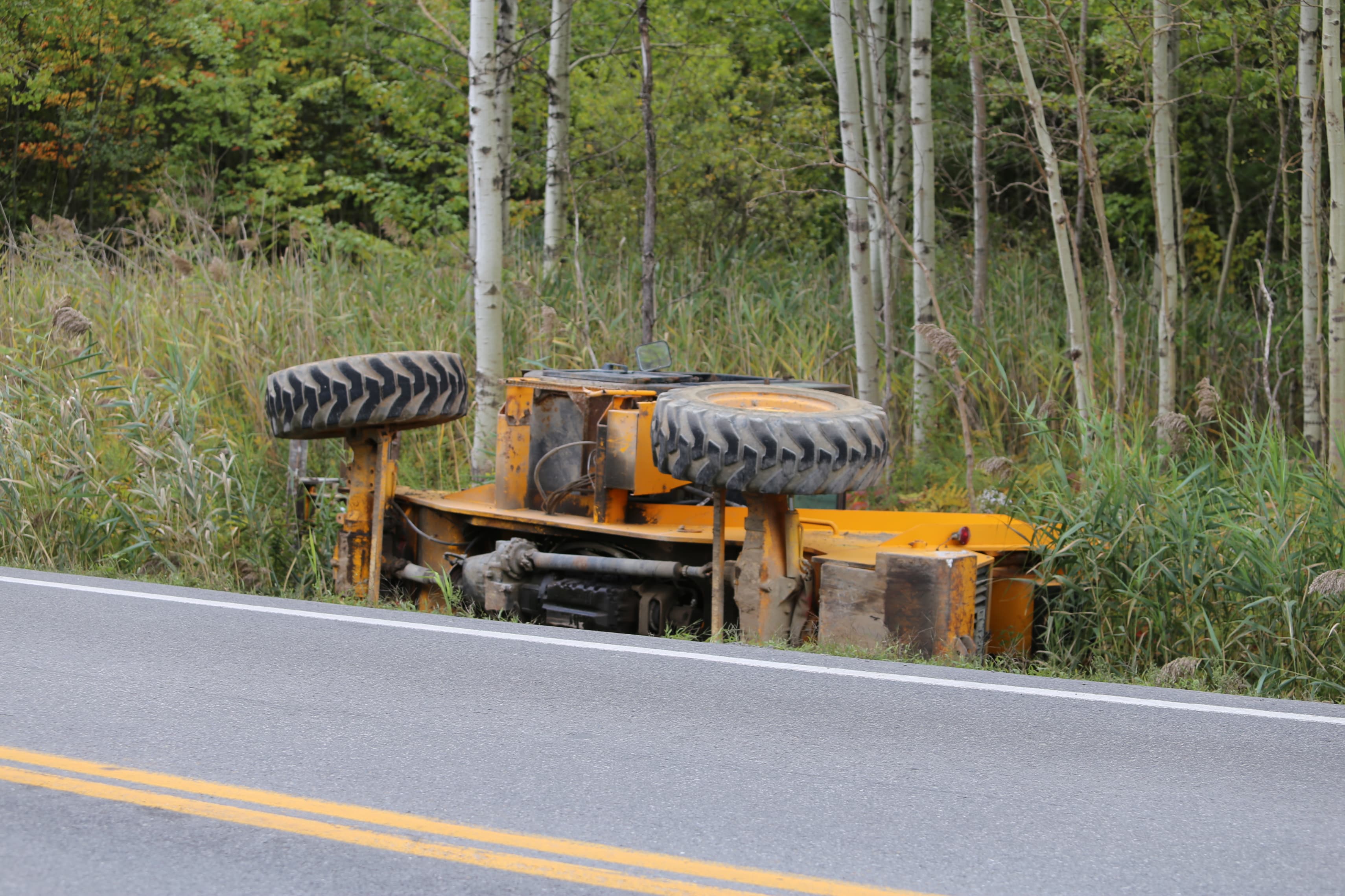 VIDÉO – Tracteur renversé sur la route 104 à La Prairie