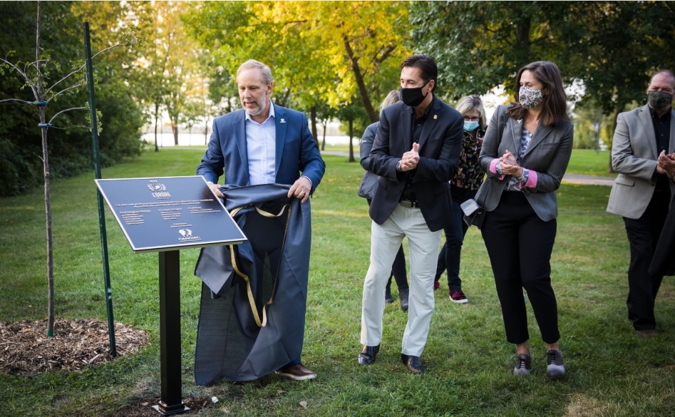 Un chêne et une plaque honorifique pour les lauréats de l’Ordre de Candiac