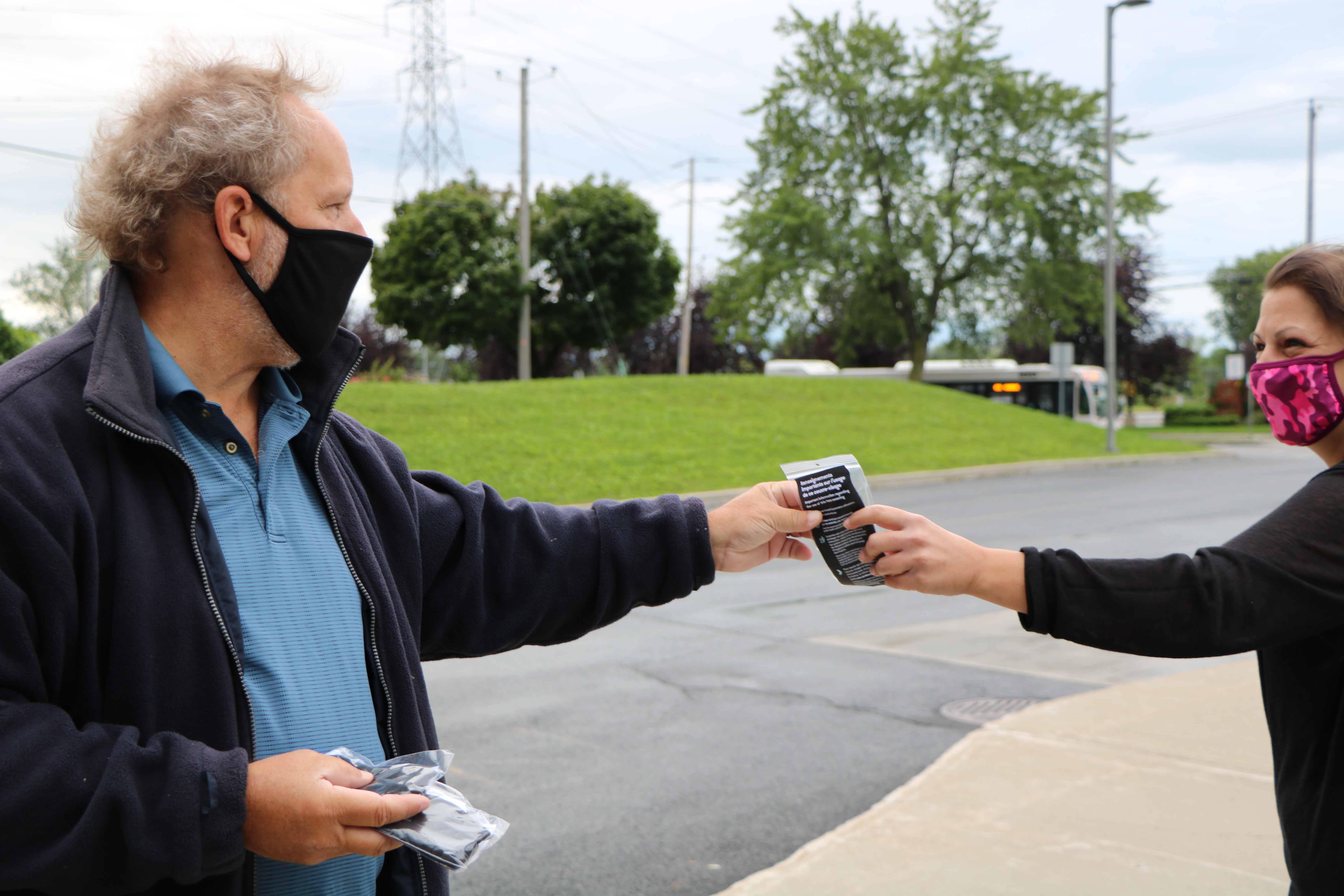 Le maire de Candiac distribue des masques dans le transport en commun