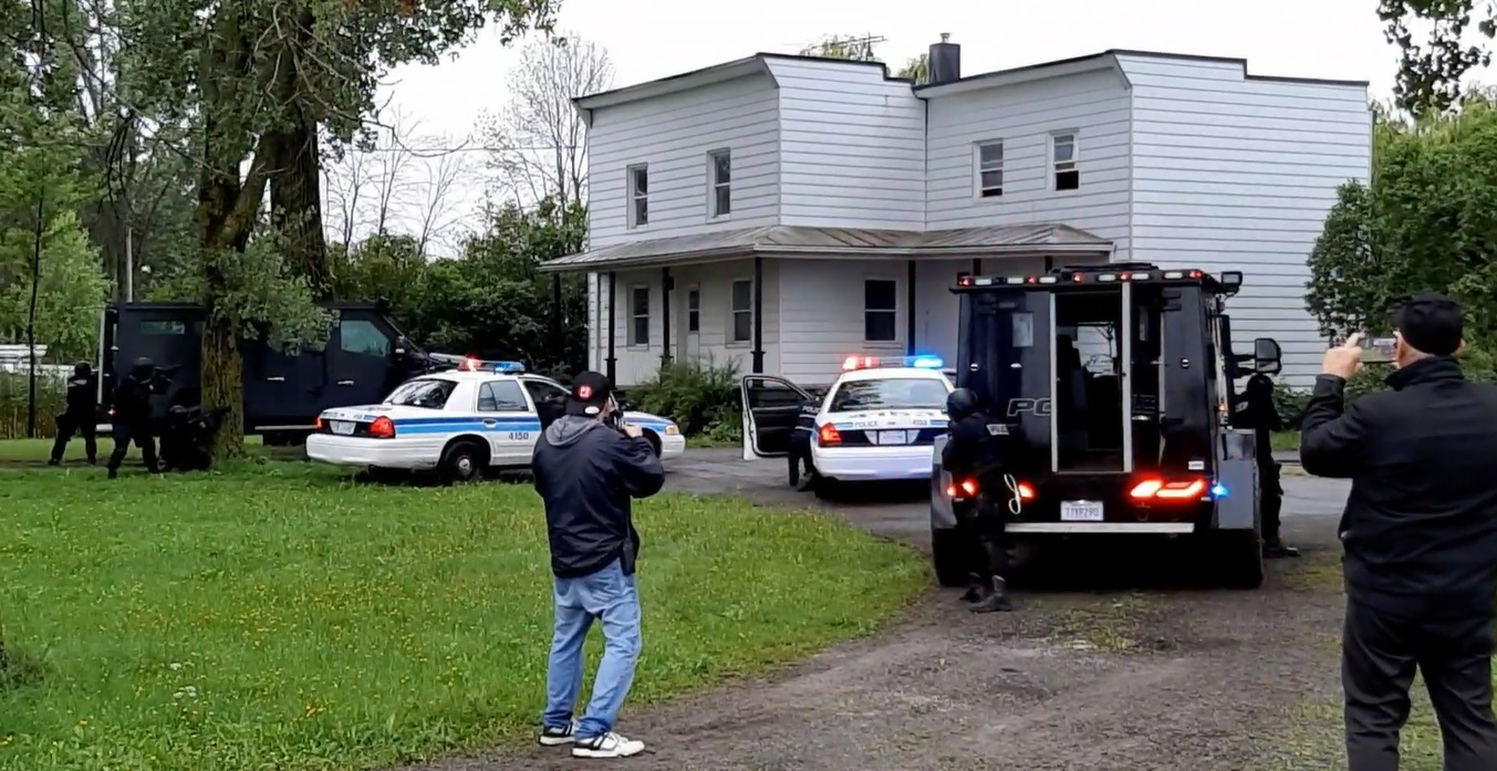 VIDÉO – Une équipe de tournage reconstitue l’arrestation d’un fugitif à Saint-Constant