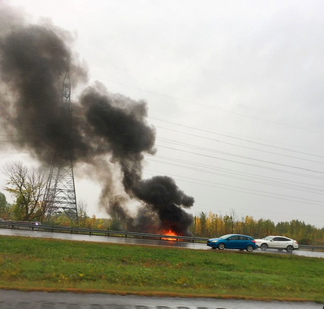 VIDÉO – Une voiture prend feu sur l’autoroute 30 à Saint-Constant
