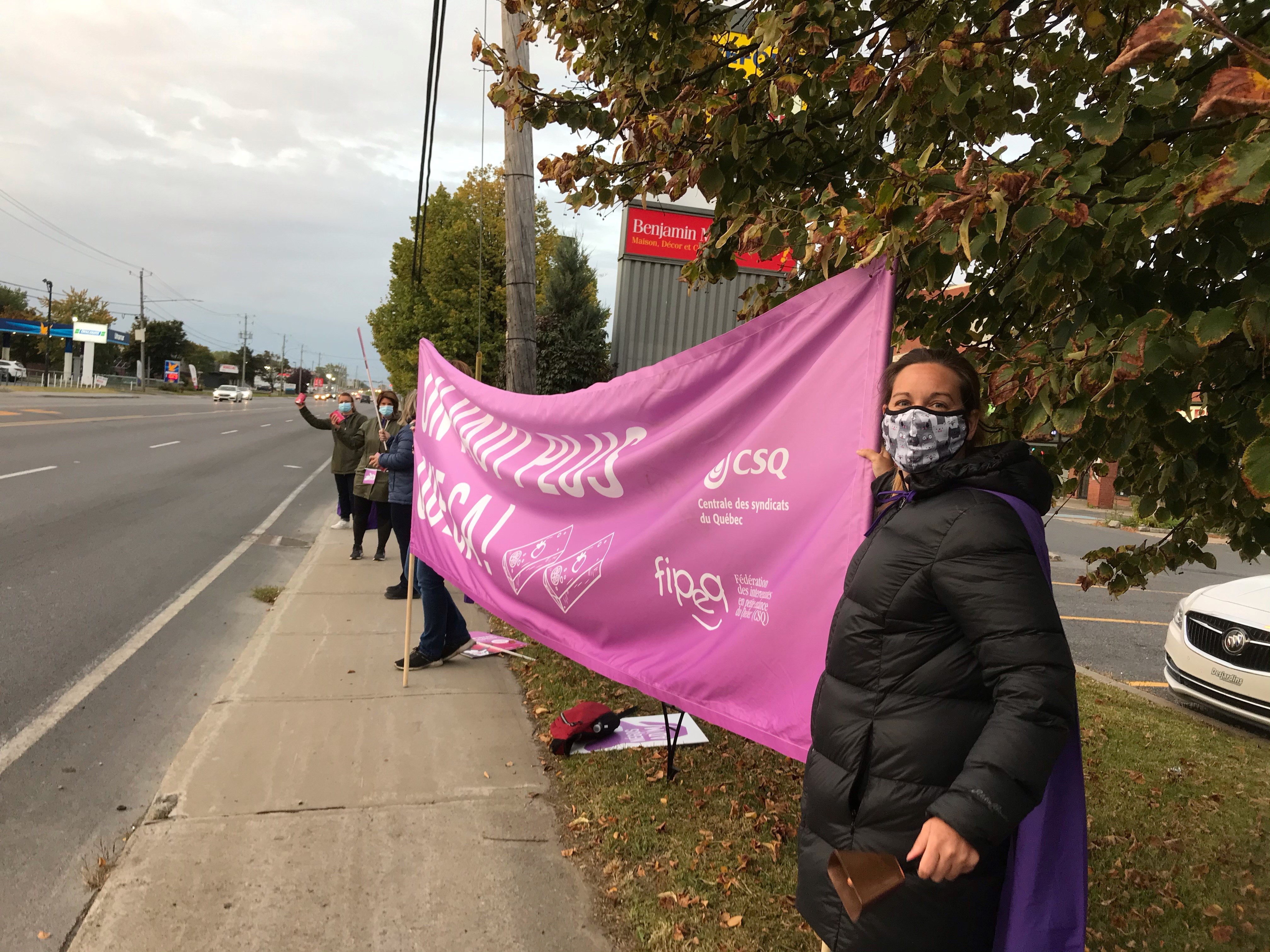 Garderie: des éducatrices en grève manifestent dans la région