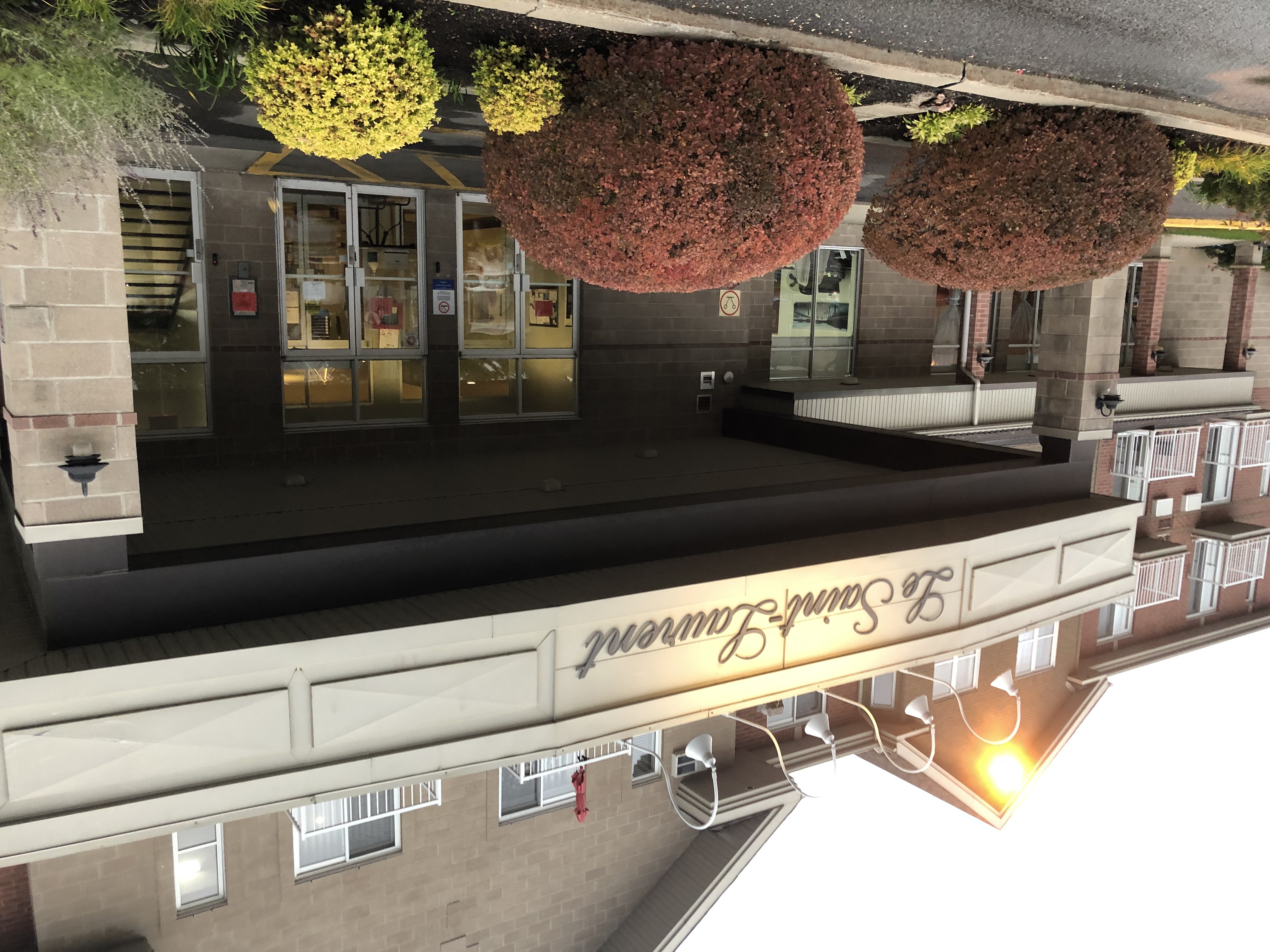 COVID-19 : l’éclosion dans une résidence pour aînés à Sainte-Catherine fait deux décès