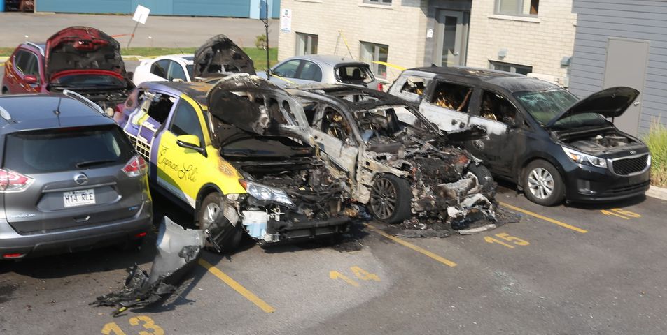 VIDÉO – Deux suspects recherchés pour l&rsquo;incendie d&rsquo;un véhicule à Saint-Constant