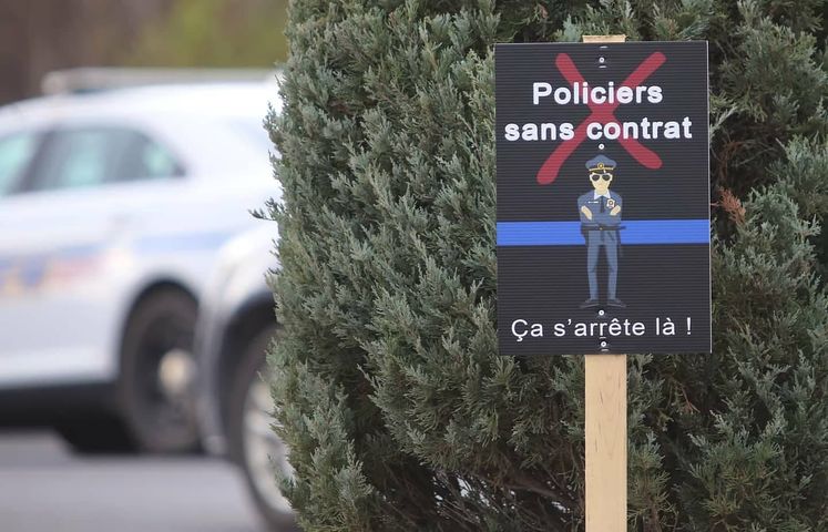 Les policiers sans contrat de travail s’affichent