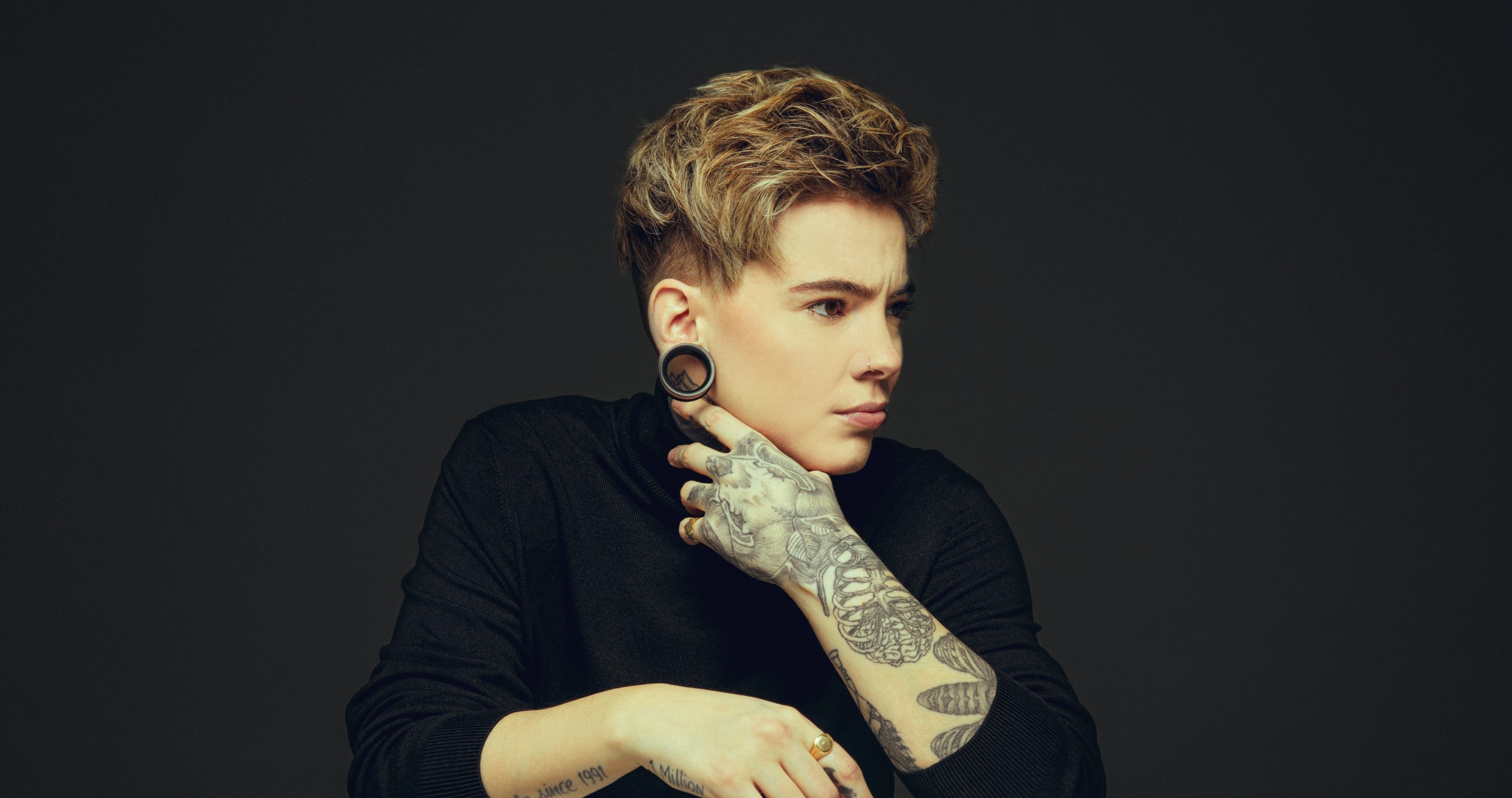 TERMINÉE – Enchère no 3 : un ensemble d&rsquo;items «VIP» de Roxane Bruneau, incluant son nouvel album