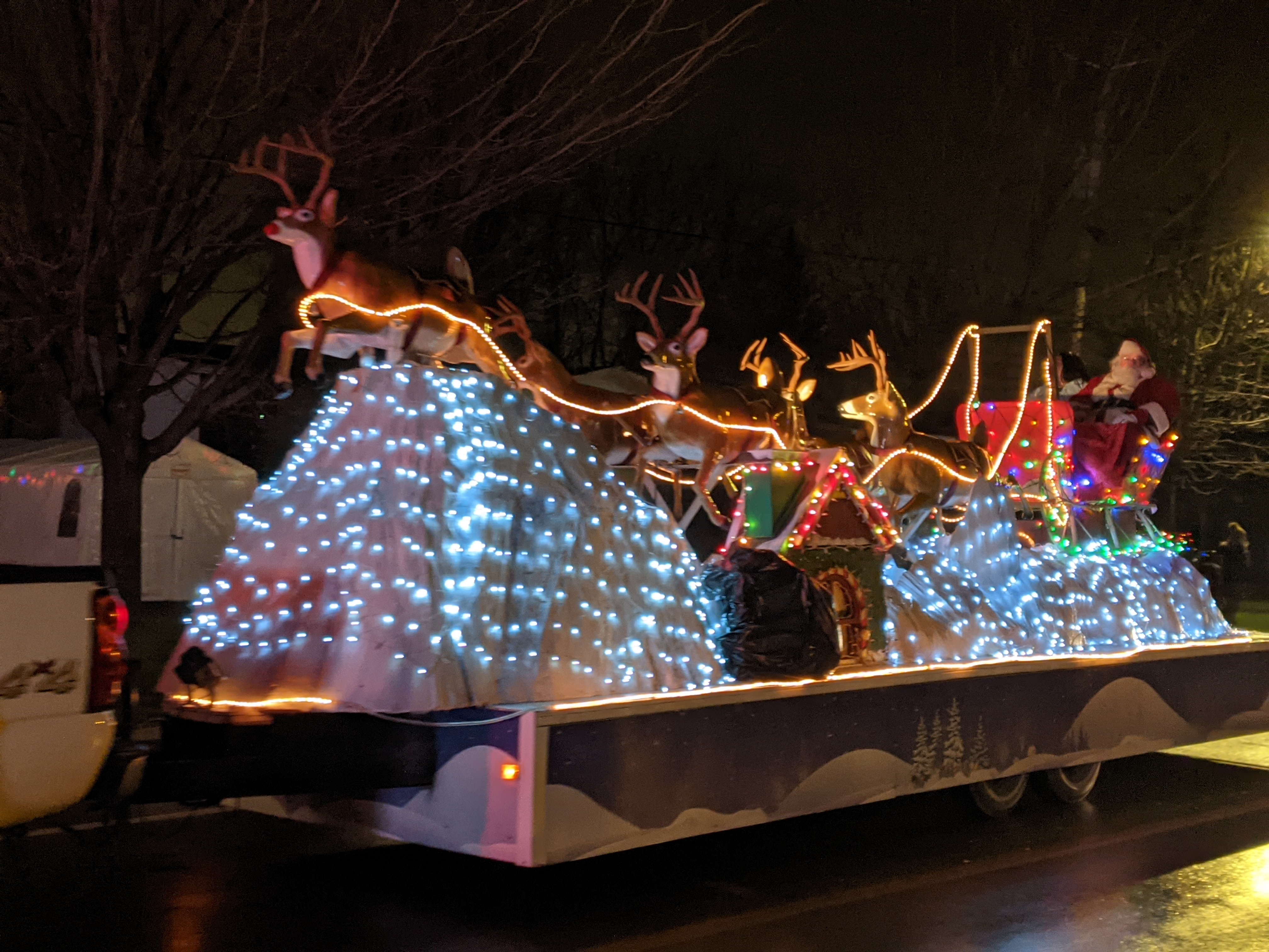 La parade de Noël à Delson en vidéos
