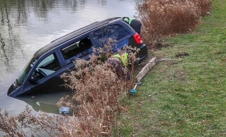 VIDÉO-Un véhicule dans la rivière après une fausse manoeuvre