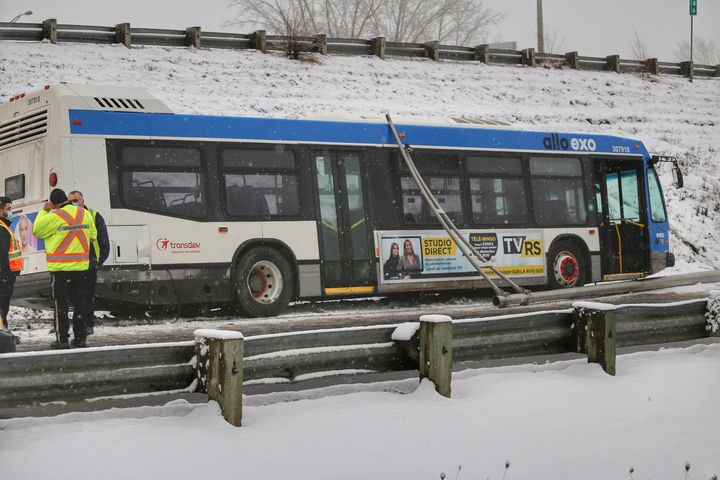 VIDÉO – Un autobus fauche un lampadaire à La Prairie