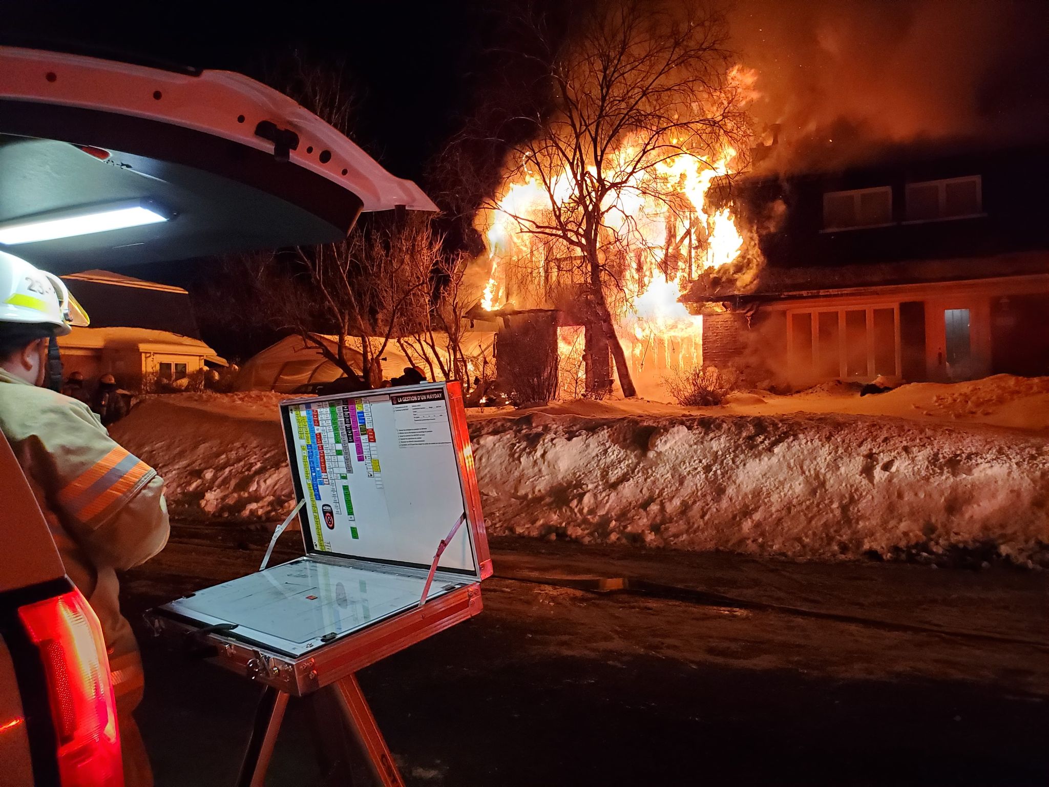 VIDÉO – Semi-détaché en flammes à Sainte-Catherine