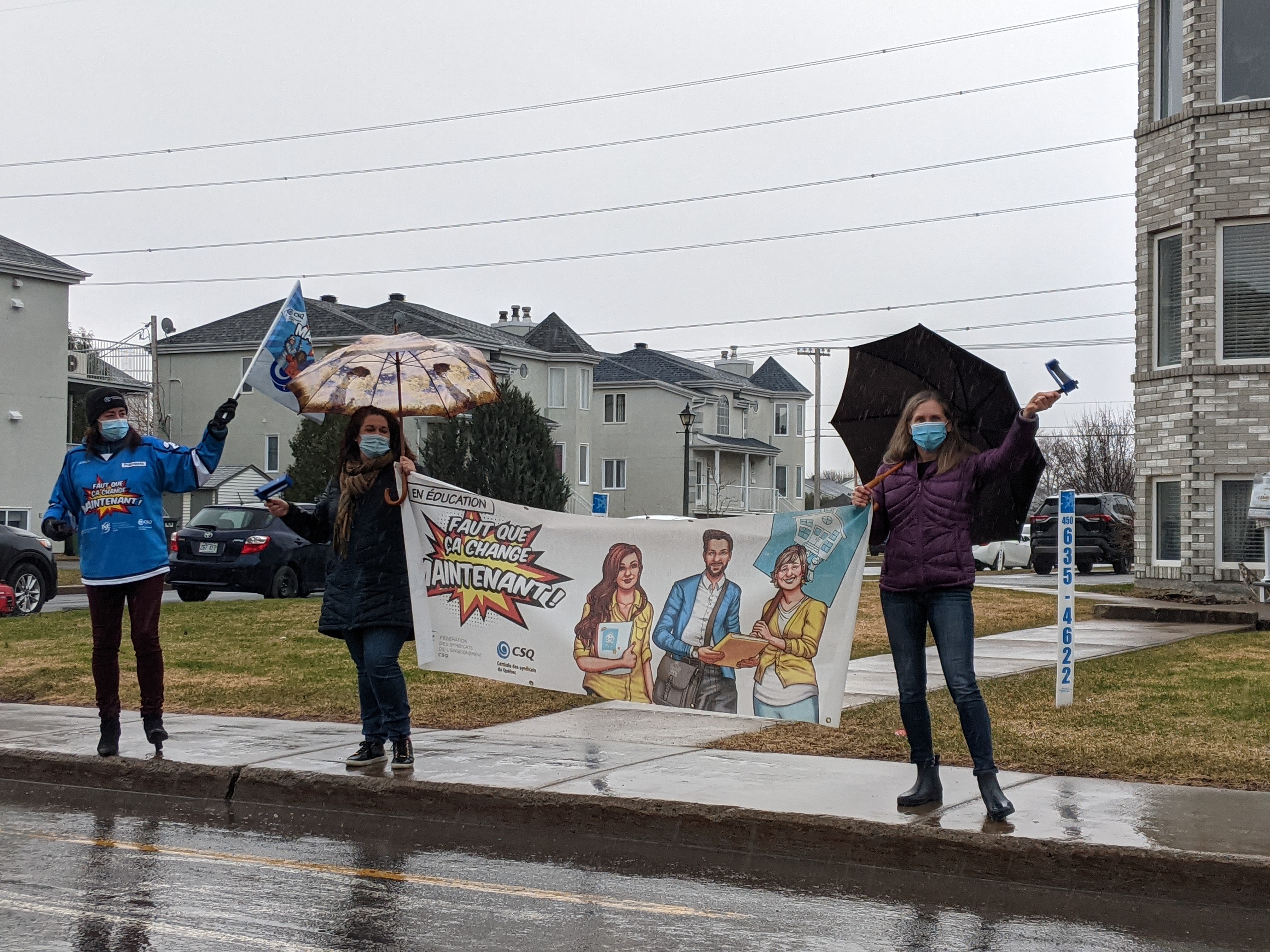 VIDÉOS – Des travailleurs du milieu scolaire «sonnent l’alarme» dans les rues