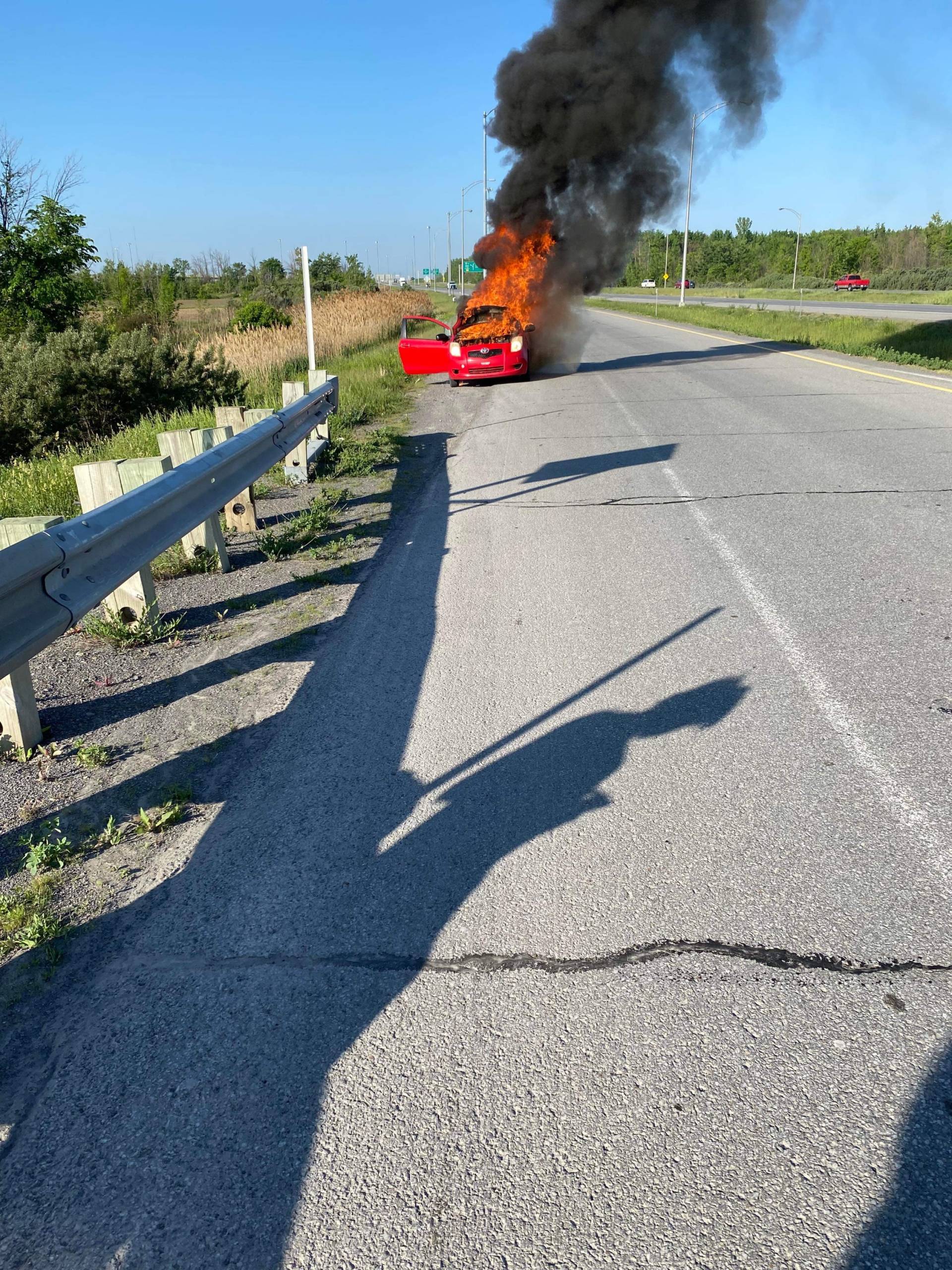 Véhicule en flammes à Saint-Constant