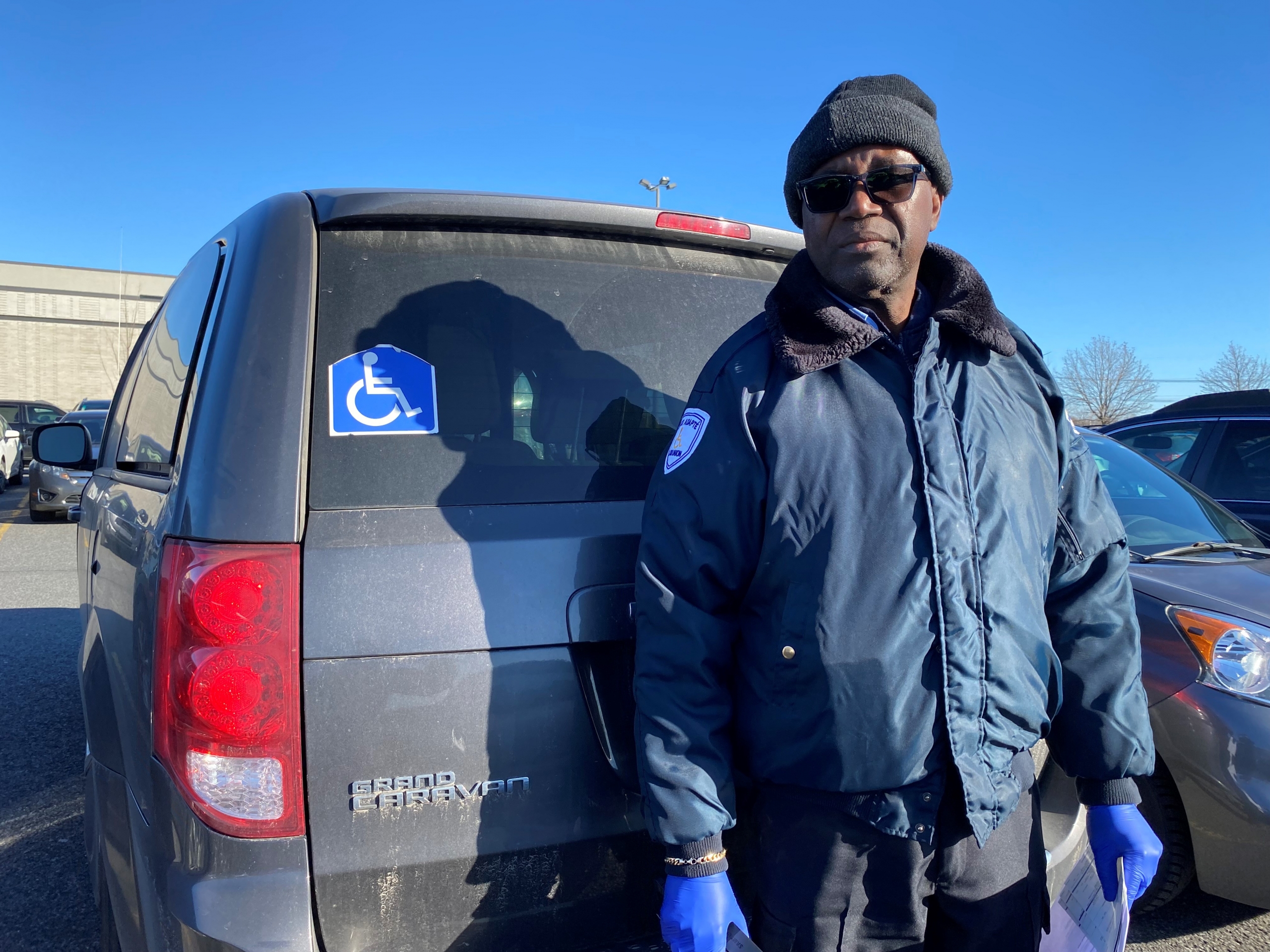 VIDÉO – Un chauffeur de taxi adapté accuse un policier de racisme