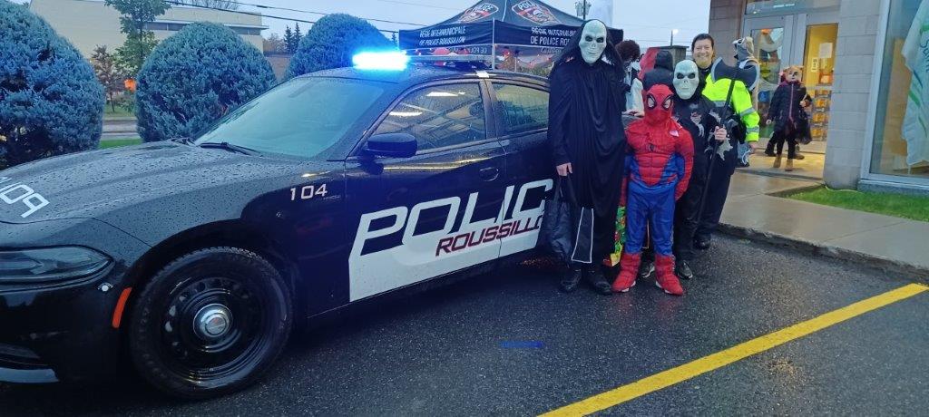 VIDÉO – La police Roussillon remet cinq oursons à des enfants