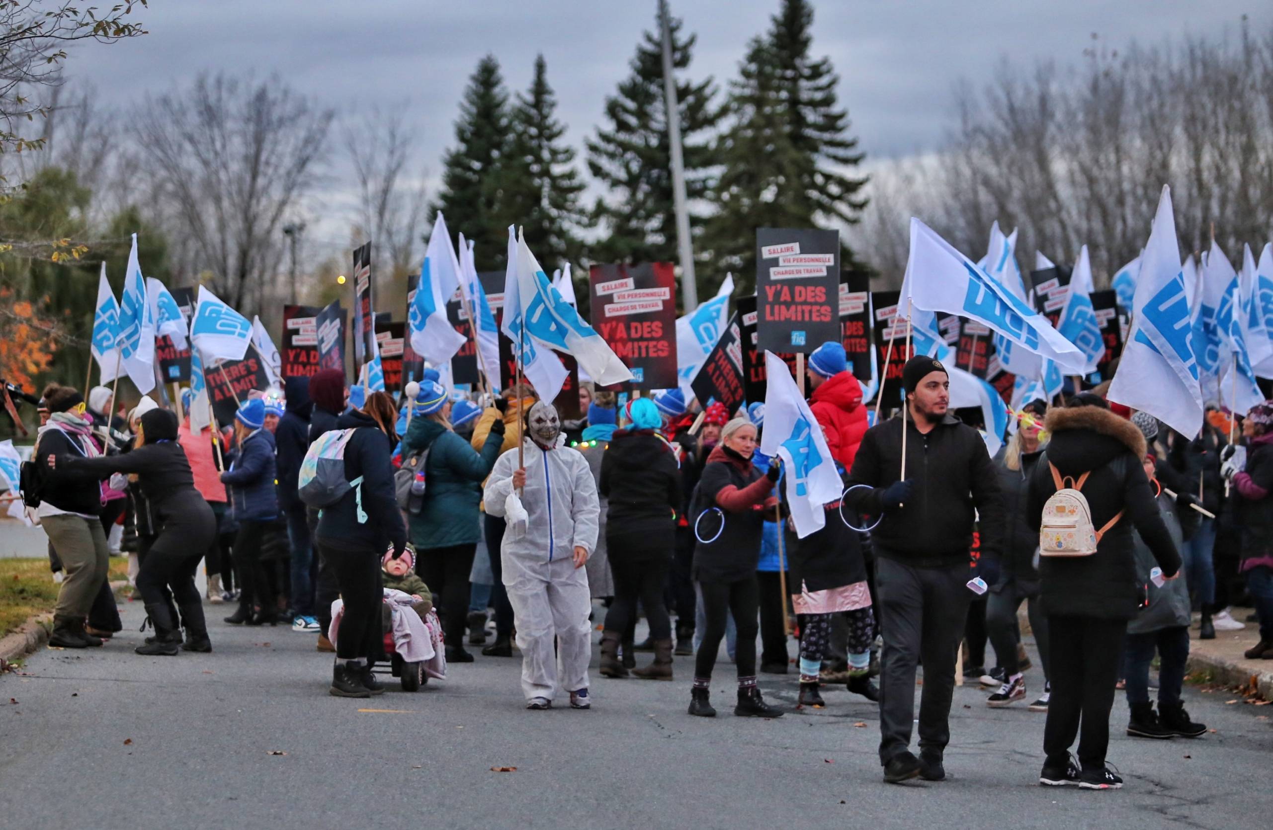VIDÉO – Manifestation de la FIQ : des milliers se font entendre à La Prairie