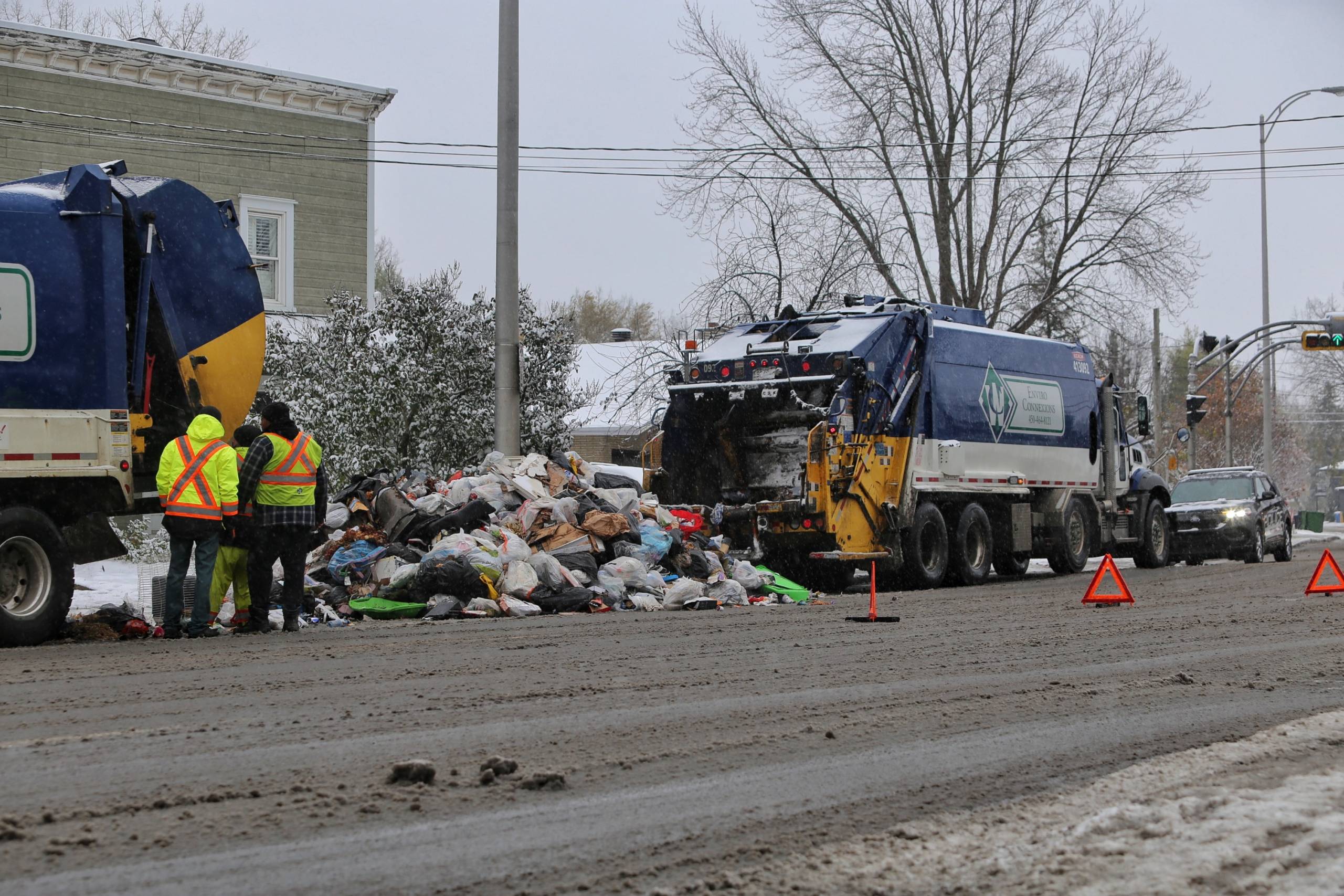 VIDÉO – Un camion-benne laisse tomber ses déchets à Saint-Constant