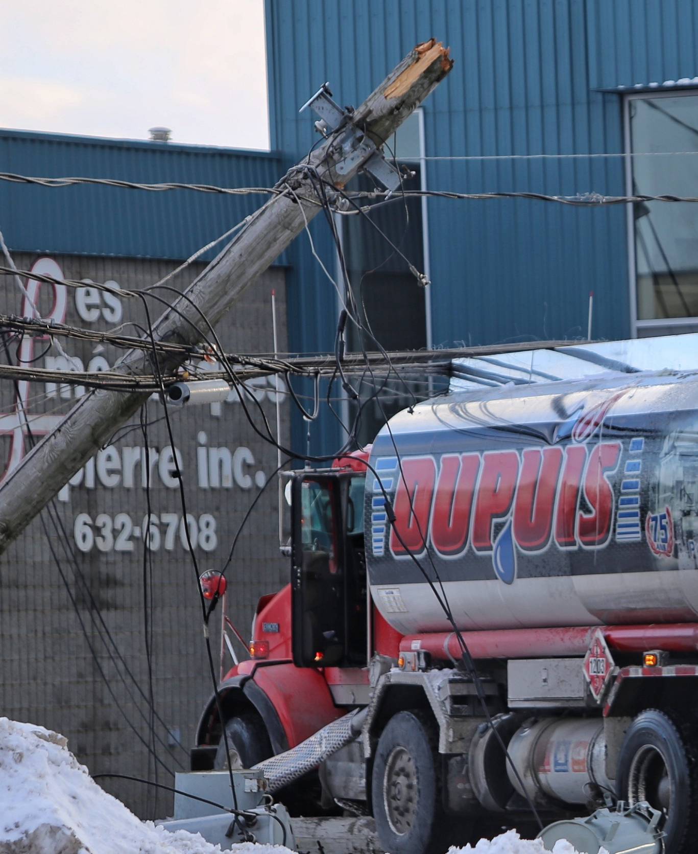Des fils accrochés sur Saint-François-Xavier