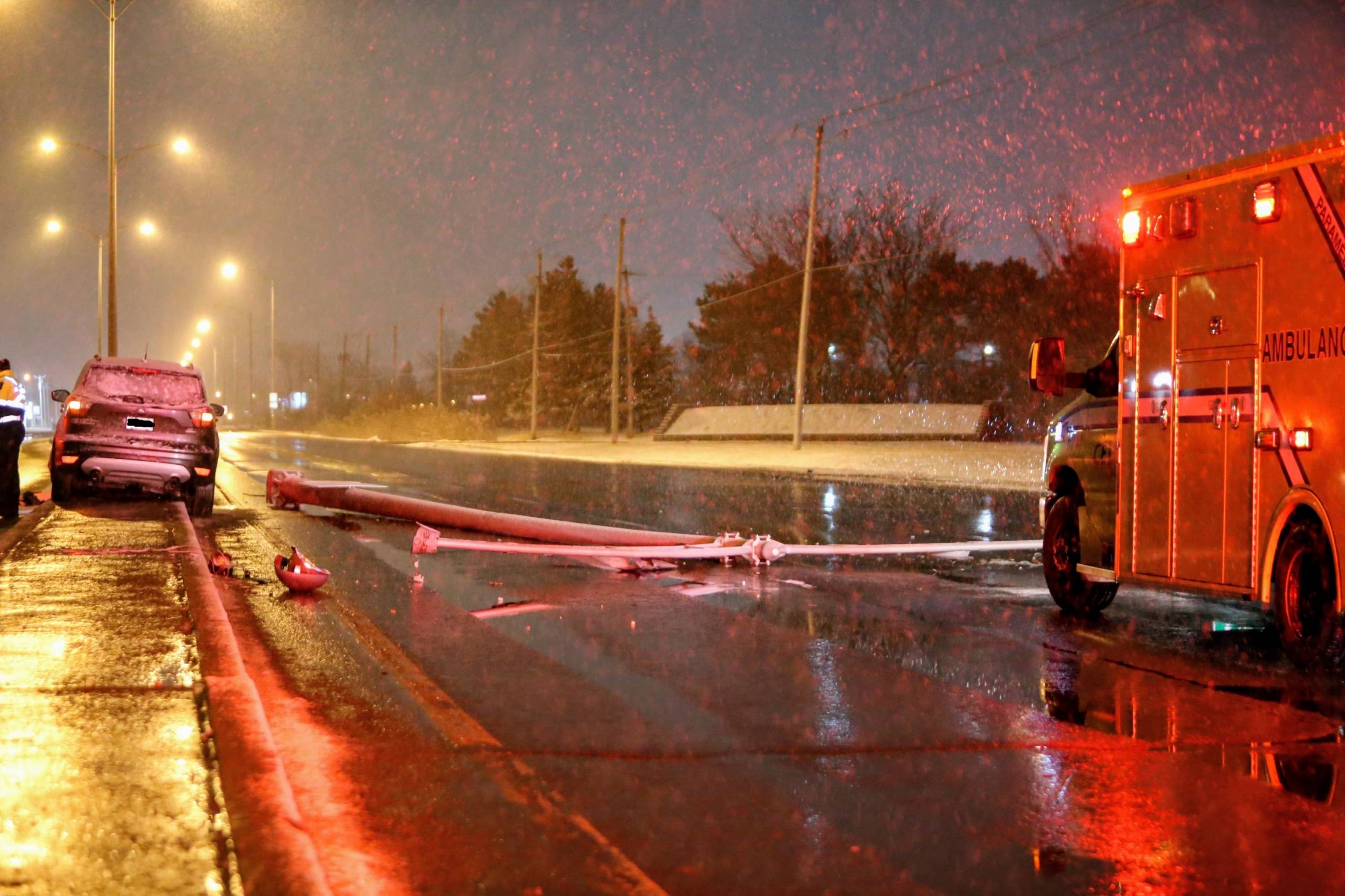 Lampadaire fauché sur la 132 à Sainte-Catherine