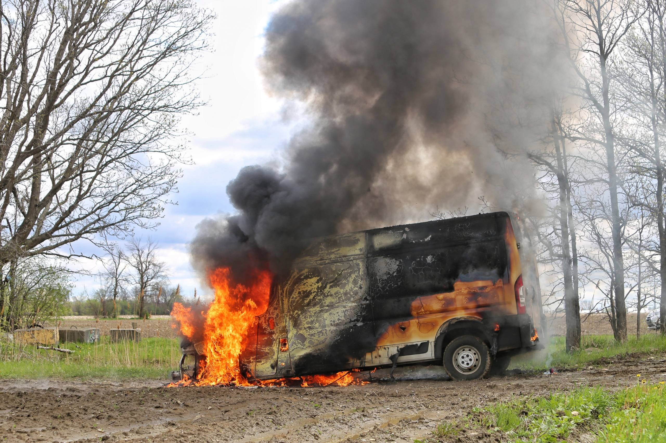 Saint-Constant : une camionnette en feu retrouvée dans un champ isolé