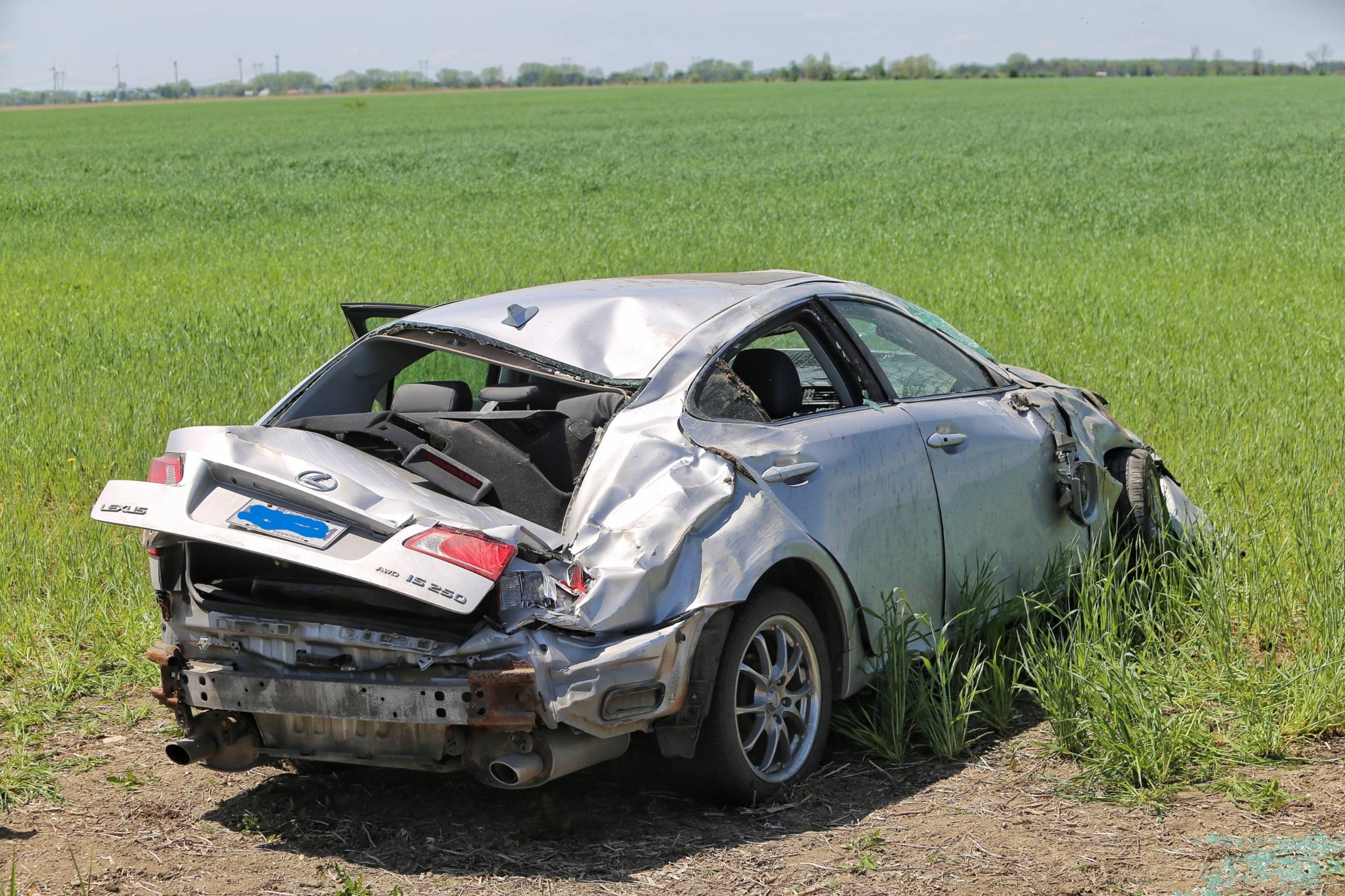 Plusieurs tonneaux après une sortie de route à Saint-Constant