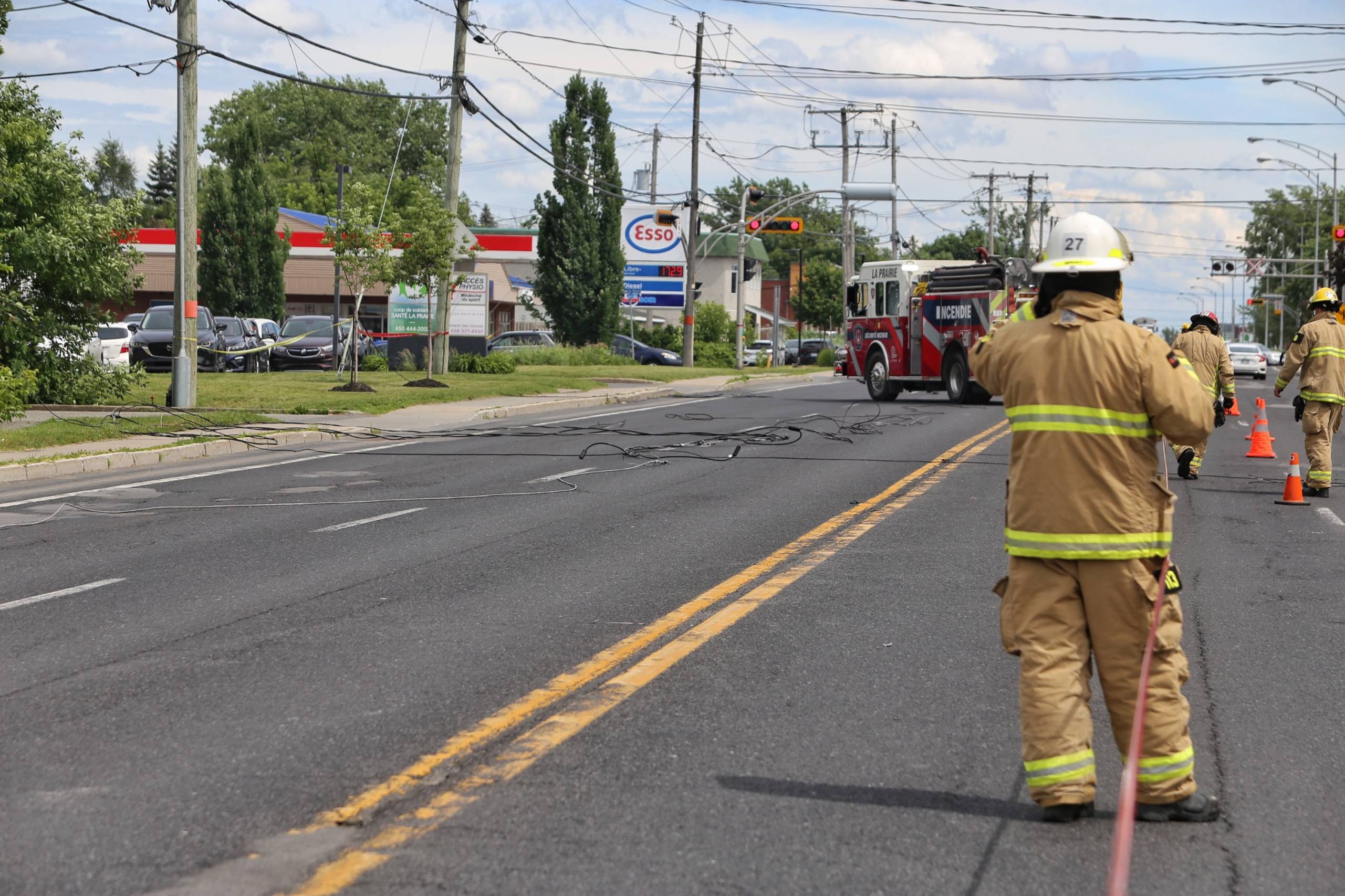 Des fils électriques accrochés sur le chemin de Saint-Jean