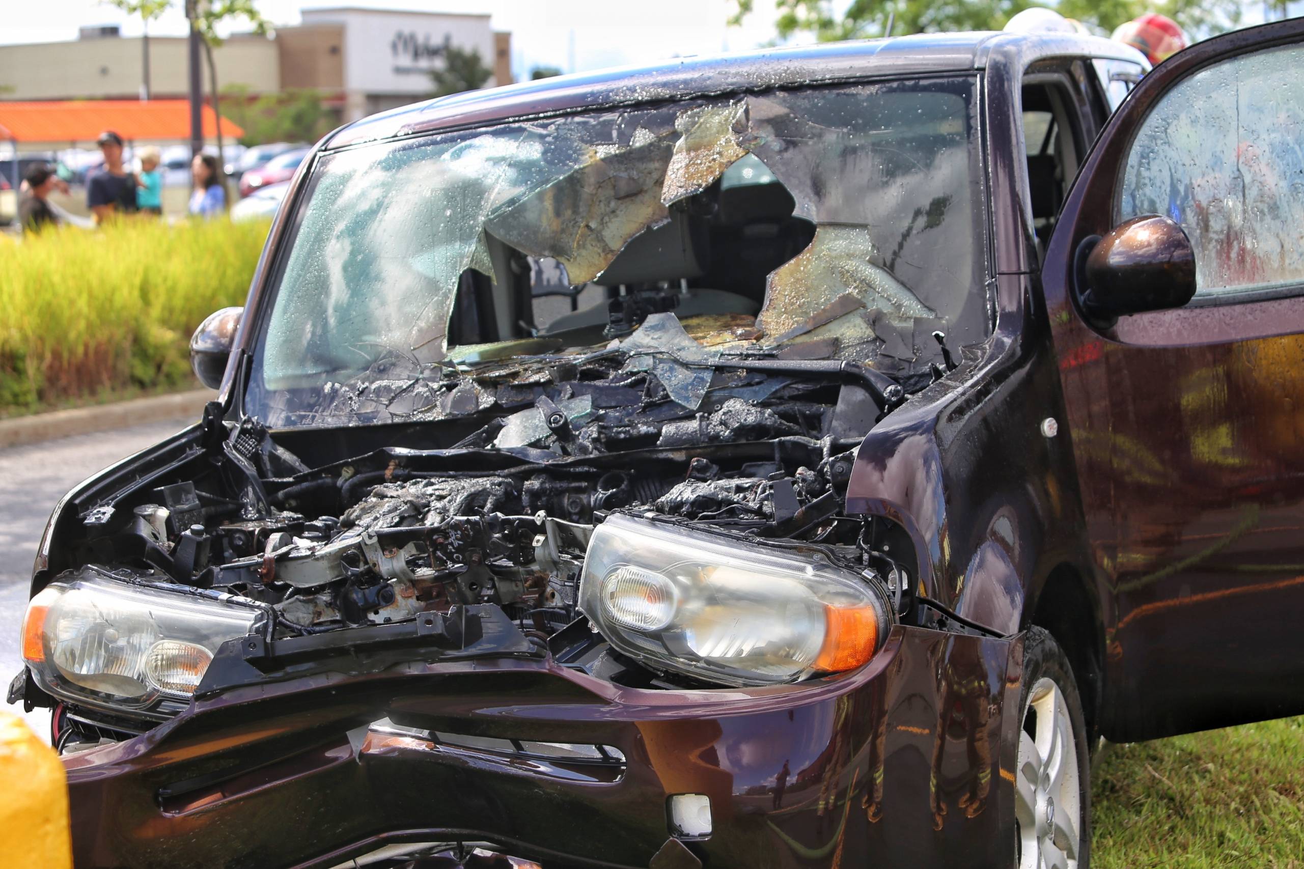 Saint-Constant : une voiture prend feu dans un stationnement commercial