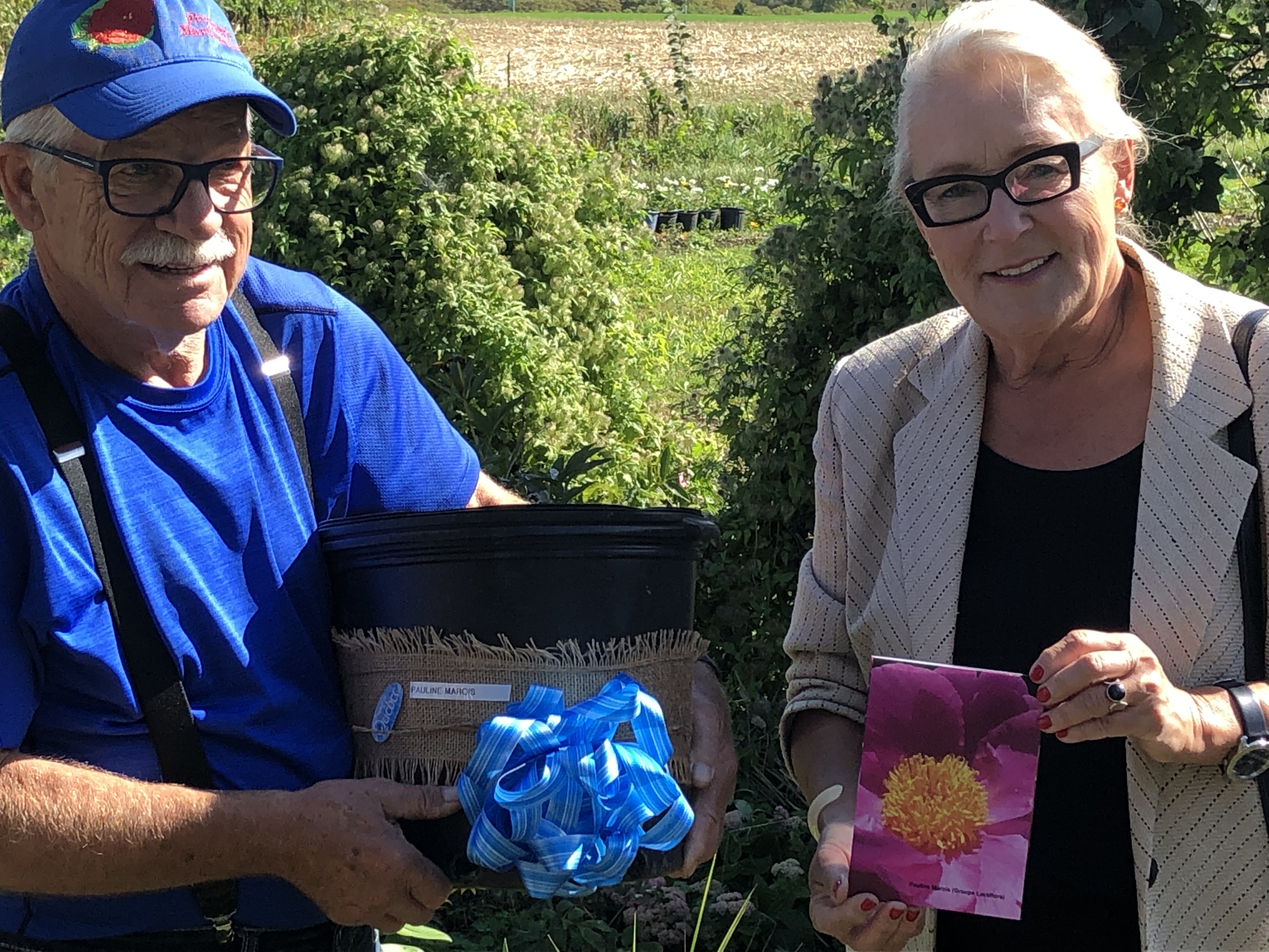 VIDÉO – Pauline Marois vient cueillir la pivoine qui porte son nom