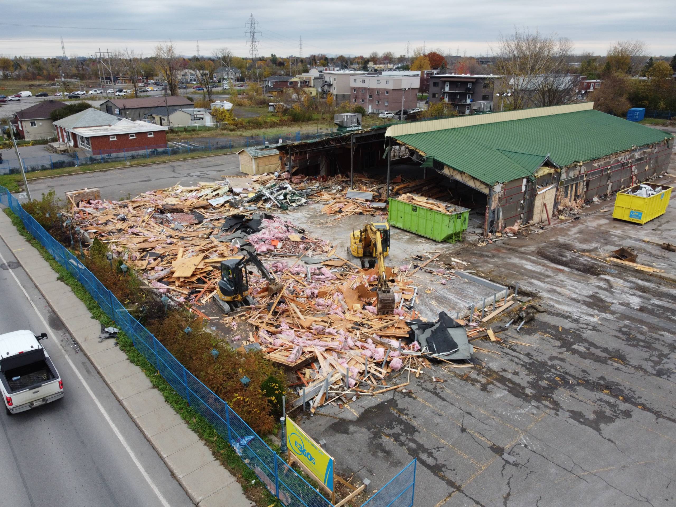 VIDÉO – Saint-Constant : le bar La P’tite Grenouille est démoli