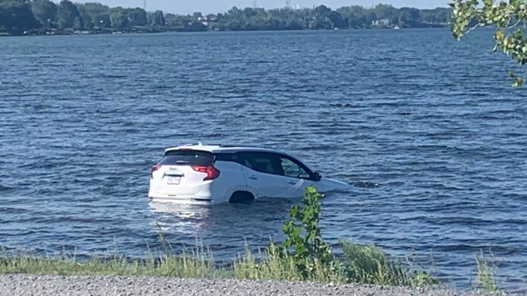 Un véhicule chute dans le bassin de La Prairie