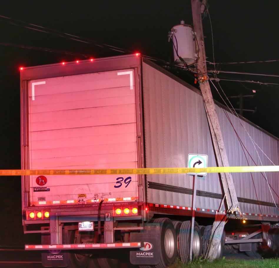 VIDÉO – Un poids lourd accroche des fils électriques à La Prairie