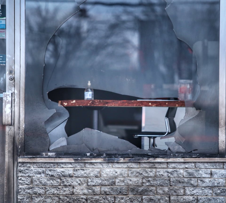 VIDÉO – Un restaurant de Saint-Constant visé par un objet incendiaire