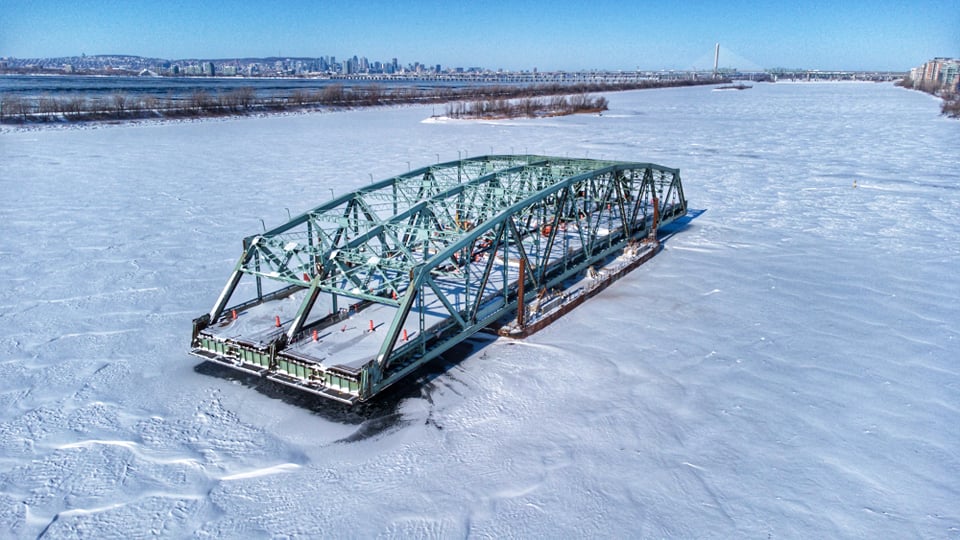 VIDÉO – La travée de l&rsquo;ancien pont Champlain voyage sur la Voie maritime