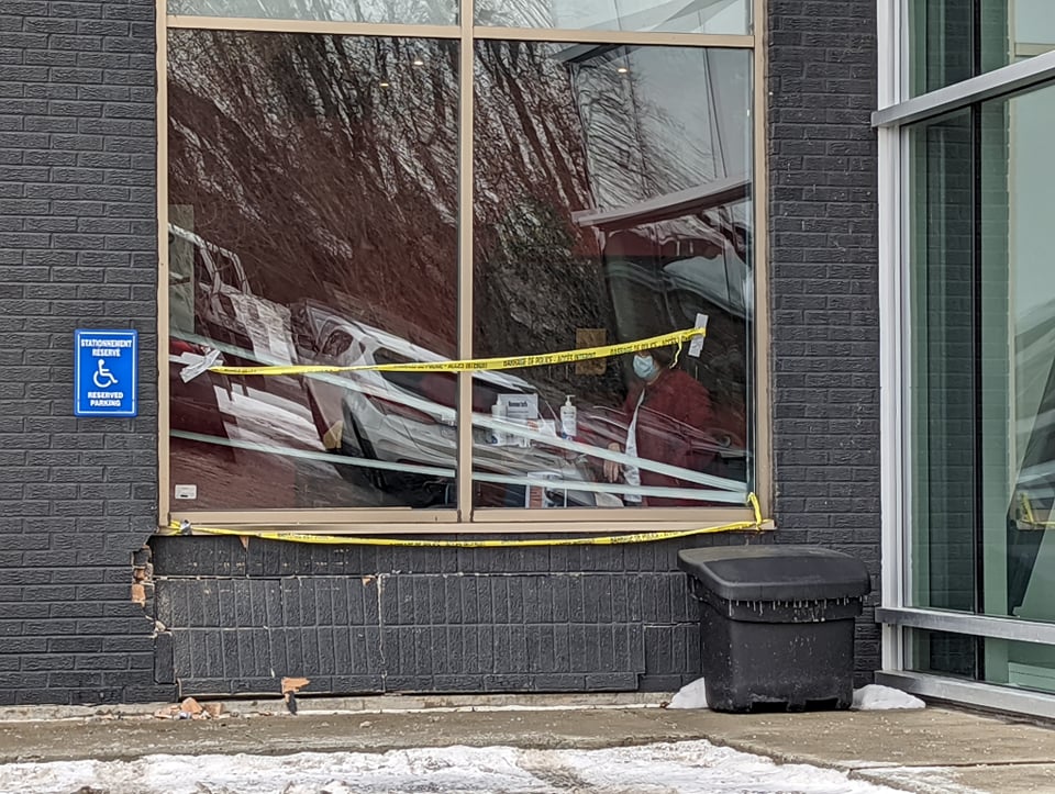 Un véhicule percute une clinique de physiothérapie à Delson