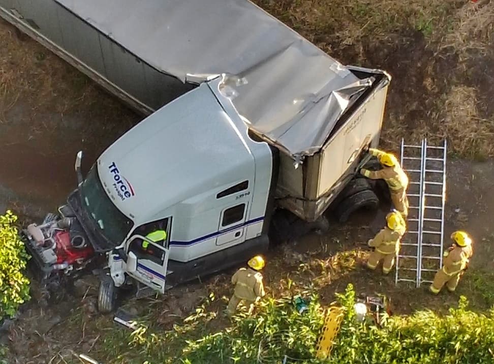 VIDÉO – Sortie de route d&rsquo;un poids lourd à Saint-Mathieu